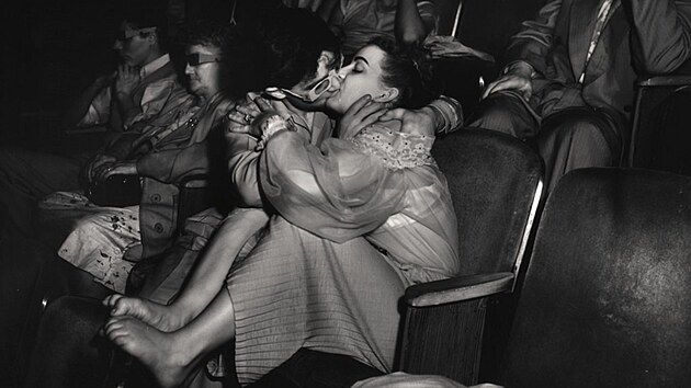 Weegee v potemnlch slech newyorskch kin fotil na infraerven film muchlujc se pry.