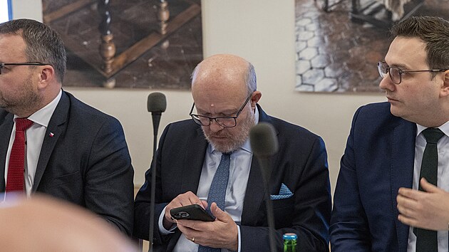 Ministr zdravotnictví Vlastimil Válek. Ministr zdravotnictví Vlastimil Válek.