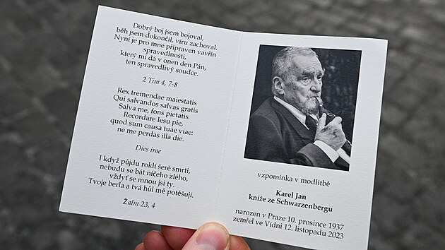 Papírová pamětní kartička s vyobrazením Pražského Jezulátka, modlitbami a fotografií Karla Schwarzenberga. Kartu dostanou lidé, kteří se do kostela Maltézských rytířů Panny Marie pod řetězem přijdou rozloučit s knížetem Karlem Schwarzenbergem. (6. prosince 2023)