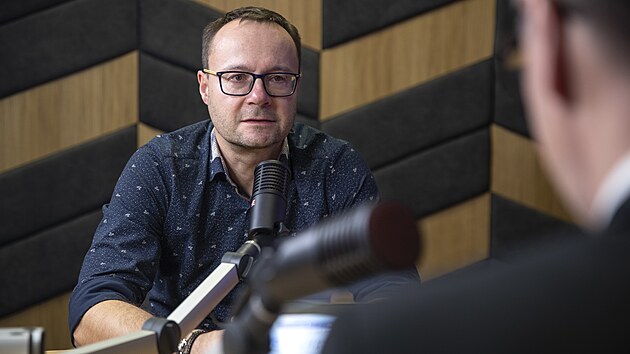 Hostem pořadu Rozstřel je Adam Suchý, klinický psycholog a psychoterapeut.