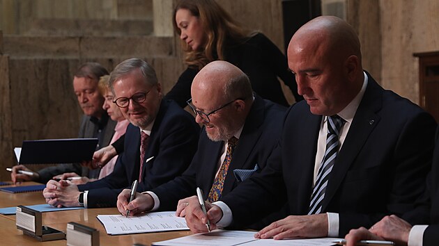 Zástupci České lékařské komory a lékařských odborů stvrdili podpisem dohodu s... Zástupci České lékařské komory a lékařských odborů stvrdili podpisem dohodu s...