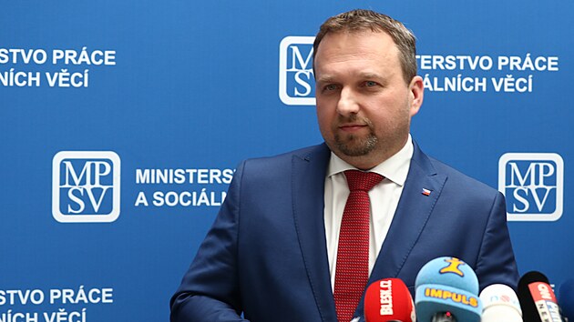 Ministr práce a sociálních věcí Marian Jurečka (KDU-ČSL) představil v úterý tzv. flexibilní novelu zákoníku práce. Přináší další změny, které ovlivní fungování pracovního trhu. Novela je plánovaná k předložení vládě v květnu s platností od prvního ledna příštího roku, nejpozději však od 1. července. 