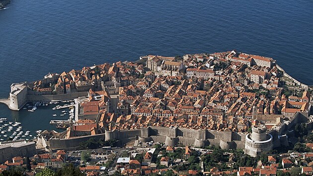 Ať už jste propadli kouzlu balkánské kuchyně, nudíte se na chorvatské pláži nebo vás láká historie benátské expanze, Dubrovník nikdy nezklame. Město, zvěčnělé seriálem Hra o trůny, má pro každého něco.