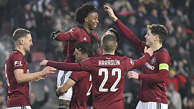 Sparťanští fotbalisté oslavují v utkání proti Jablonci premiérový gól Angela... Sparťanští fotbalisté oslavují v utkání proti Jablonci premiérový gól Angela...