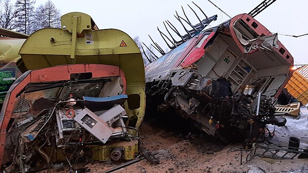 Materiální škoda se vyšplhala na 150 milionů korun i kvůli poškození lokomotivy Siemens Vectron společnosti IDS Cargo. Sílu nárazu dokumentuje i amputované zadní čelo lokomotivy. (3. prosince 2023)