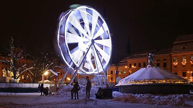 V horní části jihlavského Masarykova náměstí vznikla adventní vesnička. Její součástí je mimo jiné trh, kruhové ledové kluziště i třeba vyhlídkové kolo.