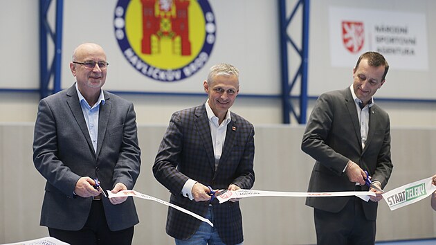 Slavnostní otevření druhé sportovní haly v Havlíčkově Brodě. Na snímku je zleva senátor a bývalý starosta Jan Tecl, současný starosta města Zbyněk Stejskal a František Horák z Národní sportovní agentury.