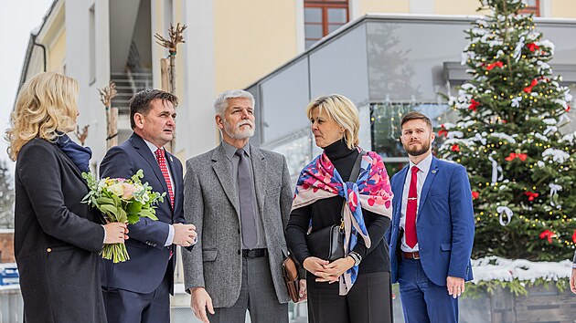 Prezidentský pár Pavlových s hejtmanem Martinem Červíčkem (ODS) na hradeckém Pivovarském náměstí u sídla kraje (5. prosince 2023)