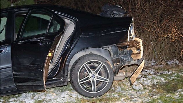 Ujíždějící řidič se rozhodl zbavit pronásledujících policistů tím, že razantně nacouval do jejich vozu.