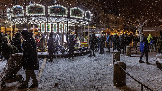 Na olomouckých vánočních trzích opět nechybí kolotoč.