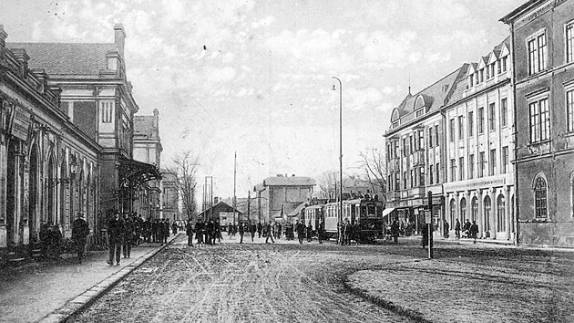 Konečná tramvají před nádražím v Bohumíně v první polovině 20. let minulého století. K odjezdu ve směru Německá (od roku 1946 Dolní) Lutyně je připravená souprava Slezských zemských drah složená z motorového vozu ze série 1 až 12 a dvounápravového vlečného vozu. GPS: 49.9012150N, 18.3590408E