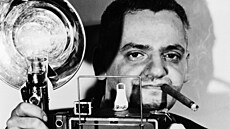 Arthur Fellig ili Weegee se svým pracovním nástrojem, masivním fotoaparátem...