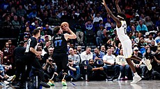 Luka Doni z Dallas Mavericks stílí v utkání proti Utah Jazz.