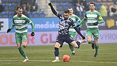 Záloník Marek Havlík ze Slovácka stílí gól v utkání proti Bohemians.