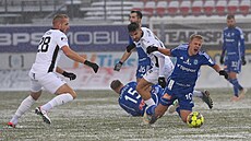 Olomoucký záloník Filip Zorvan (vpravo) padá v souboji s Michalem Trávníkem ze...