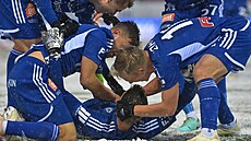 Olomoutí fotbalisté se radují z gólu Víta Benee proti Slovácku.