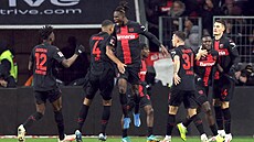 Fotbalisté Leverkusenu se radují z gólu, který vstelil Victor Boniface. Vpravo...