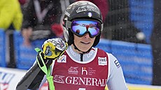 Italská lyaka Federica Brignoneová se usmívá v cíli obího slalomu v...