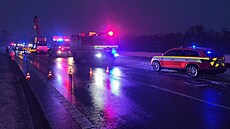 Nehoda tahače s naloženým traktorbagrem u Karviné. Vyprošťování trvalo několik... Nehoda tahače s naloženým traktorbagrem u Karviné. Vyprošťování trvalo několik...