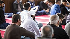 Muslimové se modlí v meit v nmeckém Duisburgu. (13. íjna 2023)