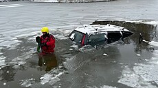 V Jihoeském kraji v Dolním Bukovsku skonilo osobní auto v rybníku. Na míst...