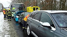 Nehoda autobusu, dodávky a tí osobních vozidel u Odravy na Chebsku (5....