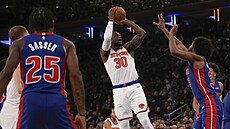 Julius Randle (30) z New York Knicks stílí na ko Detroit Pistons.