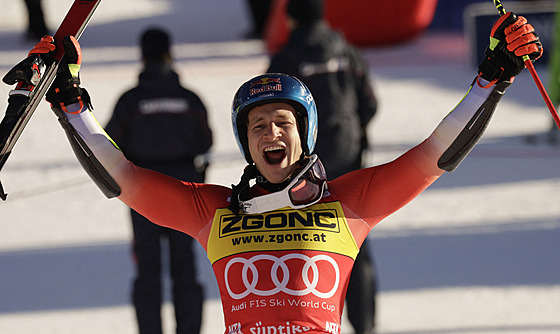 výcarský lya Marco Odermatt slaví triumf v Alta Badii.