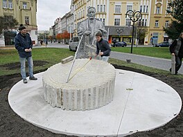 Instalace sochy krlovhradeckho starosty Ulricha. na snmku z 8. listopadu...