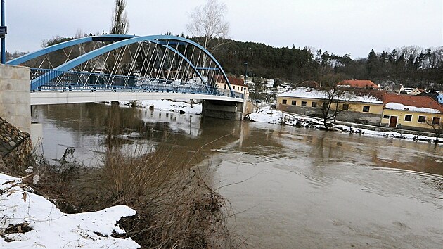 Tajc snh a dt zdvihly t hladinu Lunice v Bechyni (31. ledna 2013)