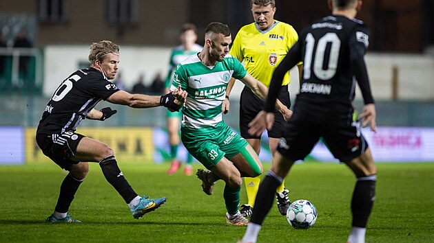 Erik Prekop z Bohemians se pokouší uniknout Marcelu Čermákovi z Českých Budějovic.