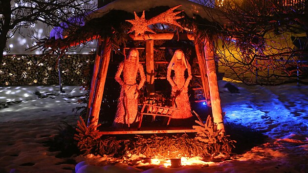 Jedinečná sváteční výzdoba se v Kladrubech rozsvěcí už dvě desetiletí. A rok co rok se rozrůstá.