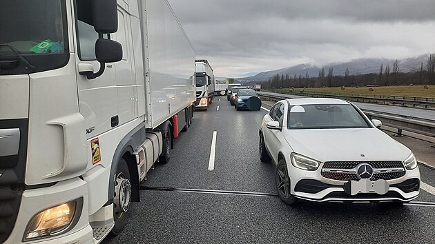 Policisté v souvislosti s nehodou na D8 prosí o dodržování záchranářské uličky. Tyto snímky totiž pořídili cestou na místo srážky. (14. prosince 2023)