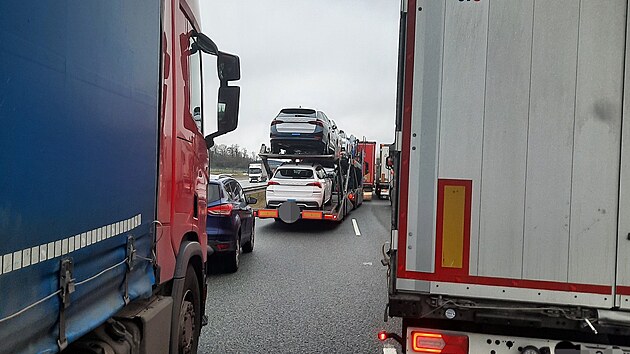 Policisté v souvislosti s nehodou na D8 prosí o dodržování záchranářské uličky. Tyto snímky totiž pořídili cestou na místo srážky. (14. prosince 2023)