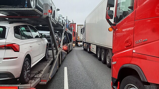 Policisté v souvislosti s nehodou na D8 prosí o dodržování záchranářské uličky. Tyto snímky totiž pořídili cestou na místo srážky. (14. prosince 2023)
