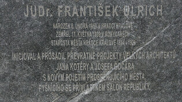 Popis na soše královéhradeckého starosty Ulricha (8. listopadu 2010)