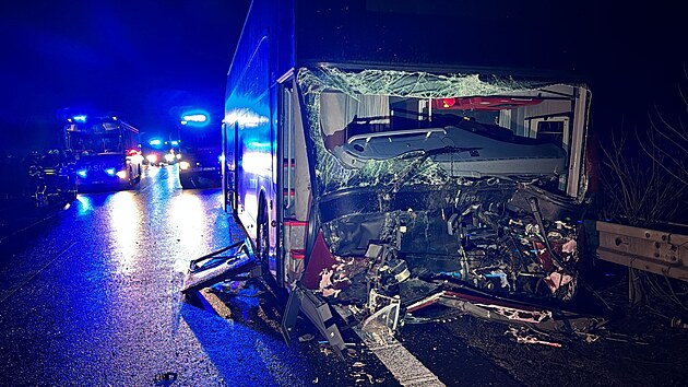 Dálnici D8 ve směru na Prahu uzavřela nehoda. (11. prosince 2023)