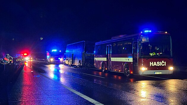 Dálnici D8 ve směru na Prahu uzavřela nehoda. (11. prosince 2023)