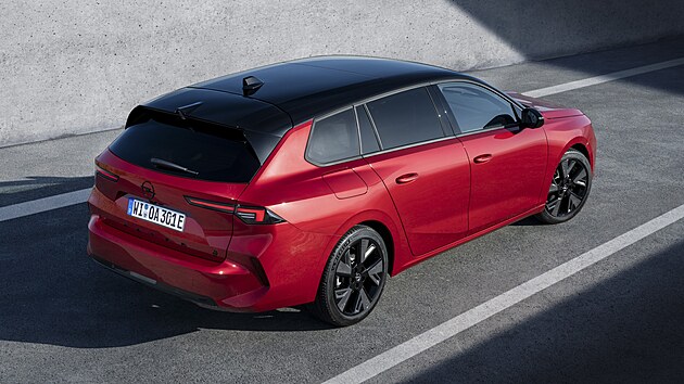 OPEL: Značku s bleskem ve znaku čeká hned několik premiér. Již v prvním čtvrtletí dorazí Corsa Electric s dojezdem až 400 km. Po hatchbacku se ve stejnou dobu dostane k zákazníkům i Astra ST Electric (na snímku). S technikou z corsy se objeví i Mokka Electric s dojezdem přes 400 km, a to ve druhém kvartále. Na přelomu 2. a 3. čtvrtletí můžeme očekávat faceliftované verze modelů Combo, Vivaro a Movano. Zkraje podzimu dorazí nové provedení modelů Crossland a Grandland. Vše završí koncem roku facelift Opelu Mokka.