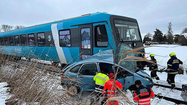 Muž ve vozidle nehodu nepřežil, vlak narazil právě do místa, kde seděl,