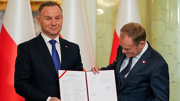 Nov premir Donald Tusk (vpravo) sloil u polskho prezidenta Andrzeje Dudy psahu. O den dve jeho kabinet zskal dvru poslanc Sejmu, tedy doln komory polskho parlamentu. (13. prosince 2023)