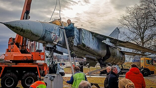 MiG-23 Tygr byl dlouhá léta součástí památníku u hlavního vjezdu do areálu budějovického letiště. Ve středu však letoun naložili a Jihočeský kraj ho vrátí Vojenskému historickému ústavu v Praze.