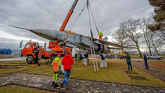 MiG-23 Tygr byl dlouhá léta součástí památníku u hlavního vjezdu do areálu budějovického letiště. Ve středu však letoun naložili a Jihočeský kraj ho vrátí Vojenskému historickému ústavu v Praze.