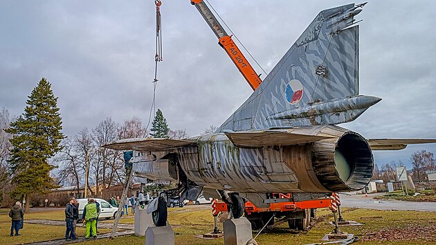 MiG-23 Tygr byl dlouhá léta součástí památníku u hlavního vjezdu do areálu budějovického letiště. Ve středu však letoun naložili a Jihočeský kraj ho vrátí Vojenskému historickému ústavu v Praze.