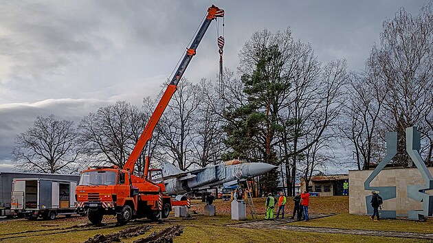 MiG-23 Tygr byl dlouhá léta součástí památníku u hlavního vjezdu do areálu budějovického letiště. Ve středu však letoun naložili a Jihočeský kraj ho vrátí Vojenskému historickému ústavu v Praze.