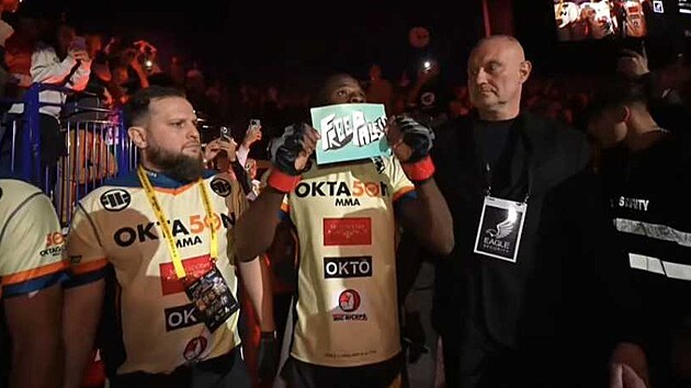 Belgičan Losene Keita při nástupu do klece na Oktagonu ukázal do kamer nápis „Svoboda Palestině“.