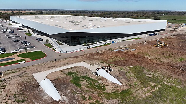 Nová továrna v texaském městě Bastrop je určená k výrobě pozemních částí systému Starlink. Všimněte si tunelů Boring Company.