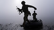 Chersonská oblast. Ukrajintí vojáci se plaví pes Dnpr. (15. íjna 2023)