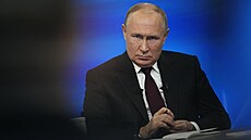Ruský prezident Vladimir Putin bhem tradiní televizní debaty s národem (14....