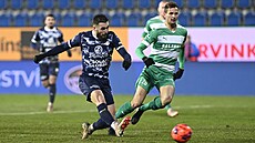 Marek Havlík ze Slovácka stílí v utkání proti Bohemians.